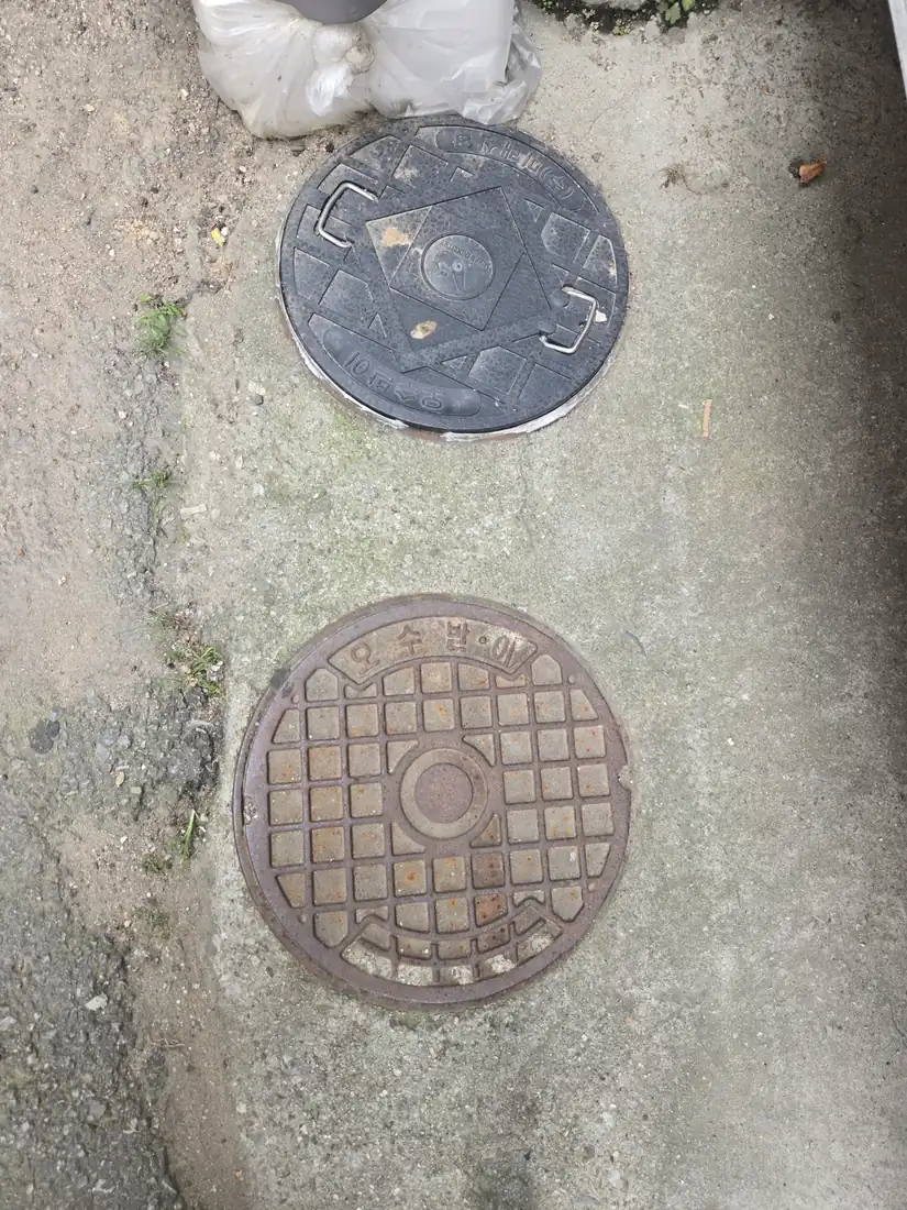 경기권 도로변 정화조 뚜껑과 오수받이 뚜껑 나란히 시공 완료